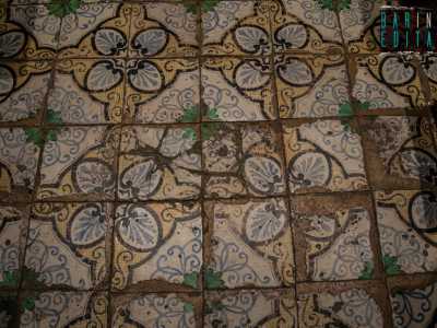 A colpire � la ricchezza decorativa: il pavimento � piastrellato con maioliche consunte a motivi floreali, apposte durante il restauro del 1862...